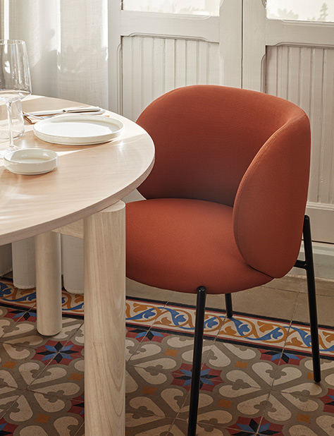 Mesa de centro de madera con patas negras, dise&ntilde;o moderno y funcional. Muebles Lara en Valencia